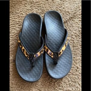 Women Vionic cheetah sandals size 8